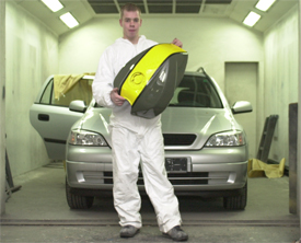 Ein Lehrling zeigt eines seiner lackierten Werke